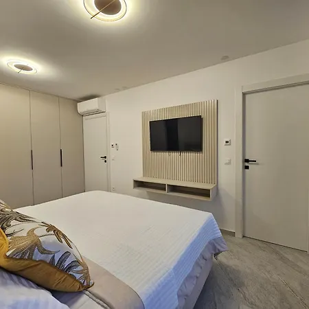 Luxury White With Infinity Pool, Croatia Vila