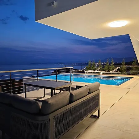 Villa Luxury Villa White With Infinity Pool, Croatia Podstrana